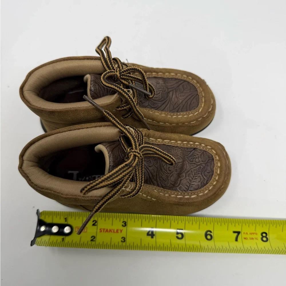 EUC Twister Tan and Brown Kids Moccasins sz 7 (NVGOEI)